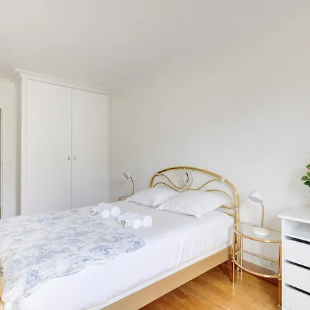 élégance Parisienne, Vue Luxueuse Imprenable